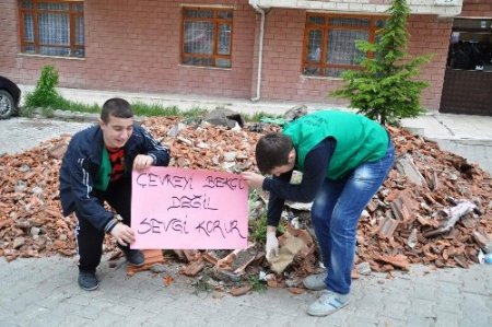 Öğrenciler, çevre bilinci oluşturmak için mahalleleri temizliyor