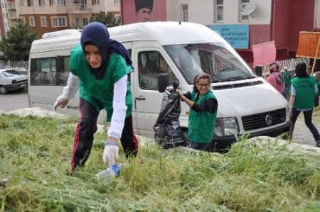 Öğrenciler, çevre bilinci oluşturmak için mahalleleri temizliyor