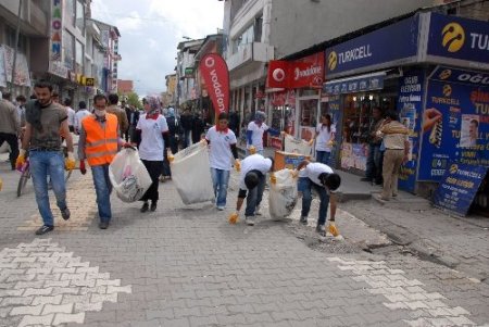 Öğrenciler, çevreye duyarlılığa dikkat çekmek için çöp topladı