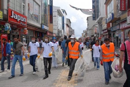 Öğrenciler, çevreye duyarlılığa dikkat çekmek için çöp topladı