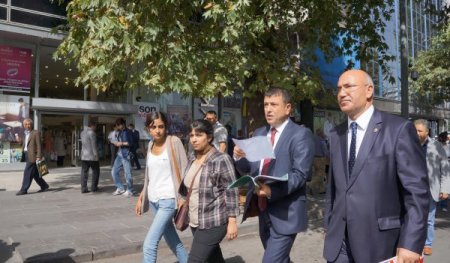 Öğrenciler, CHP'li vekillerle birlikte ikinci öğrenimdeki harçları protesto etti