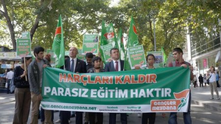 Öğrenciler, CHP'li vekillerle birlikte ikinci öğrenimdeki harçları protesto etti