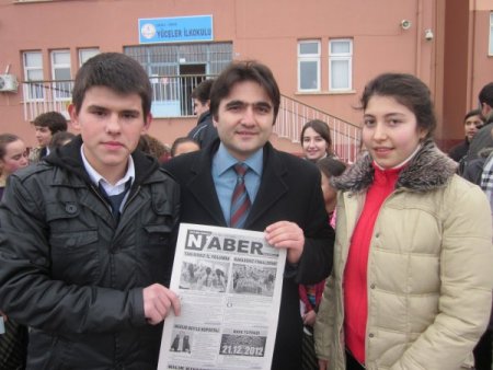 Öğrenciler, çıkardıkları gazetenin geliri ile muhtaç öğrencilere yardım etti