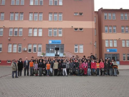 Öğrenciler, çıkardıkları gazetenin geliri ile muhtaç öğrencilere yardım etti