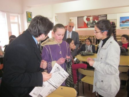 Öğrenciler, çıkardıkları gazetenin geliri ile muhtaç öğrencilere yardım etti