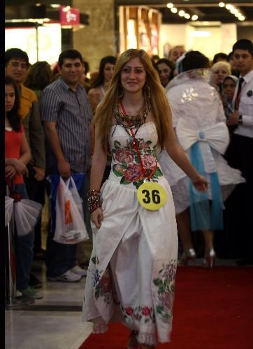 Öğrenciler, Çöpten Yaptıkları Elbiselerle Defile Düzenledi