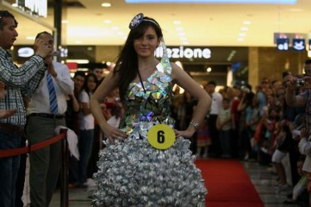Öğrenciler, Çöpten Yaptıkları Elbiselerle Defile Düzenledi