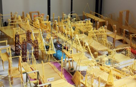 Öğrenciler, çubuk makarnadan Boğaz Köprüsü yaptı