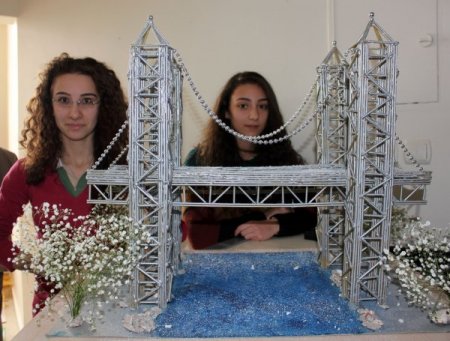 Öğrenciler, çubuk makarnadan Boğaz Köprüsü yaptı