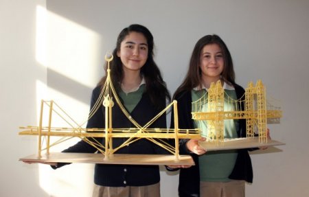 Öğrenciler, çubuk makarnadan Boğaz Köprüsü yaptı