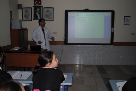 Öğrenciler, Dersi Akıllı Tahtada Öğreniyor