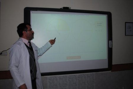 Öğrenciler, Dersi Akıllı Tahtada Öğreniyor
