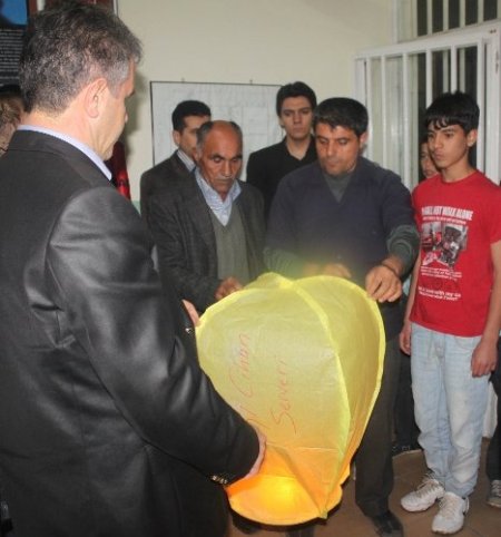 Öğrenciler, dilek fenerleri ile mesaj gönderdi