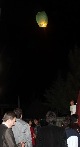 Öğrenciler, dilek fenerleri ile mesaj gönderdi