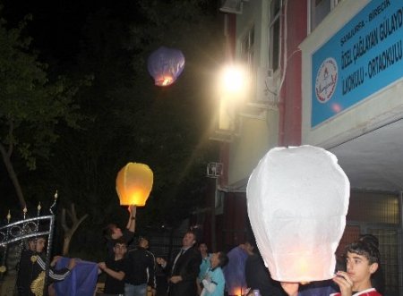 Öğrenciler, dilek fenerleri ile mesaj gönderdi