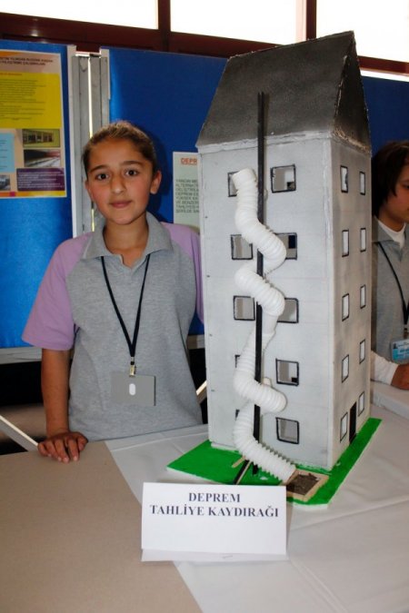 Öğrenciler, Döner Kaydıraçlı Yangın Merdiveni Ve Terlik Maus Yaptı