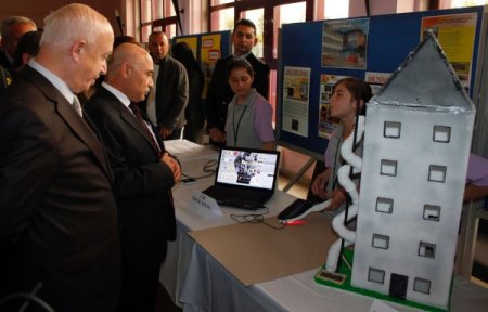 Öğrenciler, Döner Kaydıraçlı Yangın Merdiveni Ve Terlik Maus Yaptı