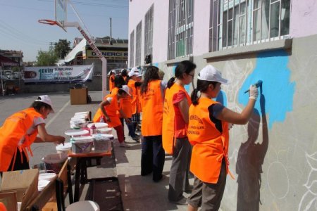 Öğrenciler, Dünya Çocuk Günü'nde okul duvarlarını renklendirdi