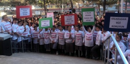 Öğrenciler, el ilanları 'Sigaradan bizi koruyun' dedi