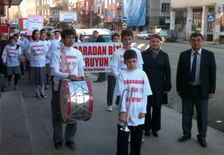 Öğrenciler, el ilanları 'Sigaradan bizi koruyun' dedi