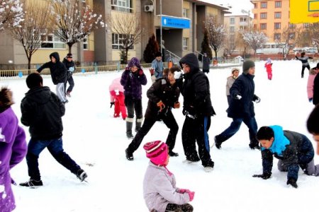 Öğrenciler, en güzel kardan adamı yapmak için yarıştı