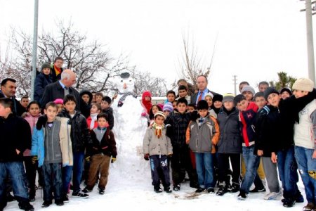 Öğrenciler, en güzel kardan adamı yapmak için yarıştı