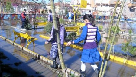 Öğrenciler, Göle Dönen Okul Bahçesinde Oyun Oynadı