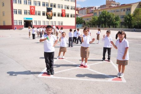 Öğrenciler, hem sınıfta hem bahçede öğreniyor