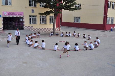 Öğrenciler, hem sınıfta hem bahçede öğreniyor