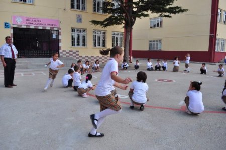 Öğrenciler, hem sınıfta hem bahçede öğreniyor