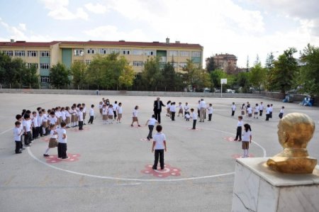 Öğrenciler, hem sınıfta hem bahçede öğreniyor