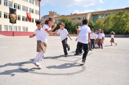 Öğrenciler, hem sınıfta hem bahçede öğreniyor
