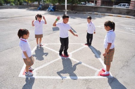 Öğrenciler, hem sınıfta hem bahçede öğreniyor