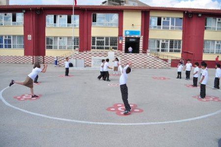 Öğrenciler, hem sınıfta hem bahçede öğreniyor