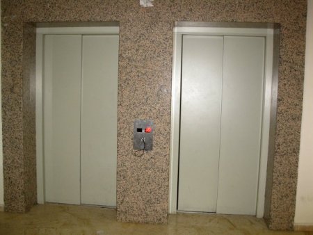 Öğrenciler, Kabloları Birbirine Değdirerek Asansör Çağırıyor
