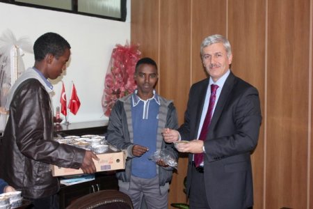 Öğrenciler, kamu kurumlarında aşure dağıttı