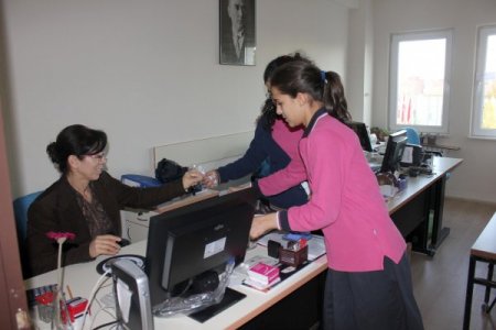 Öğrenciler, kamu kurumlarında aşure dağıttı