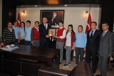 Öğrenciler, Kendilerini Çanakkale'ye Uçakla Gönderen Kaymakamlığı Ziyaret Etti