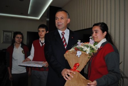Öğrenciler, Kendilerini Çanakkale'ye Uçakla Gönderen Kaymakamlığı Ziyaret Etti