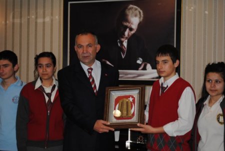 Öğrenciler, Kendilerini Çanakkale'ye Uçakla Gönderen Kaymakamlığı Ziyaret Etti