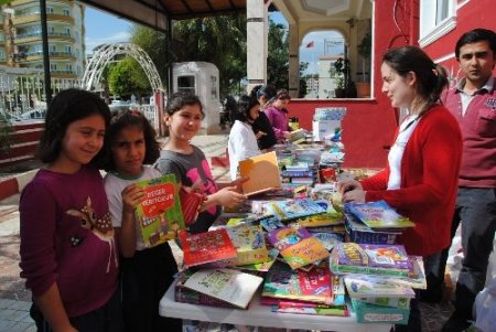 Öğrenciler, kumbaralarında biriktirdikleri harçlıklarıyla kitap satın aldı