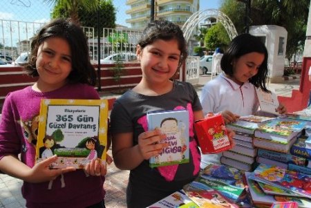 Öğrenciler, kumbaralarında biriktirdikleri harçlıklarıyla kitap satın aldı