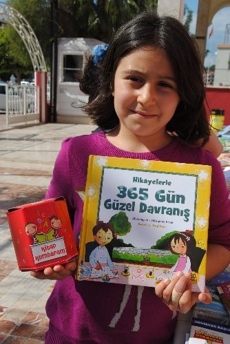 Öğrenciler, kumbaralarında biriktirdikleri harçlıklarıyla kitap satın aldı