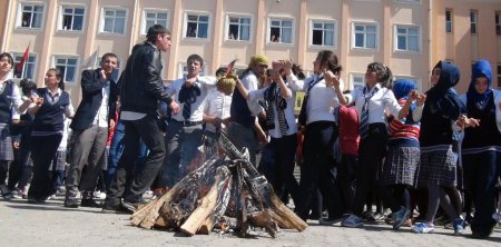 Öğrenciler, Kürtçe ve Türkçe şarkılarla Nevruz'u kutladı