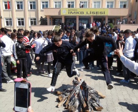 Öğrenciler, Kürtçe ve Türkçe şarkılarla Nevruz'u kutladı