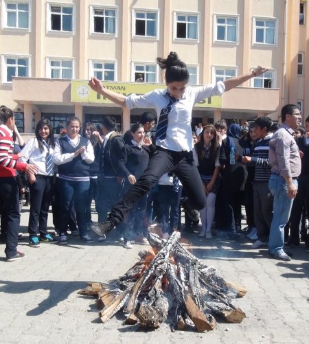 Öğrenciler, Kürtçe ve Türkçe şarkılarla Nevruz'u kutladı