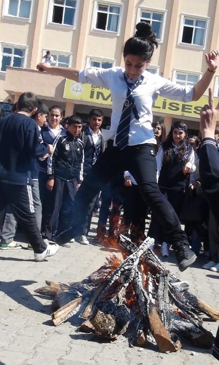 Öğrenciler, Kürtçe ve Türkçe şarkılarla Nevruz'u kutladı