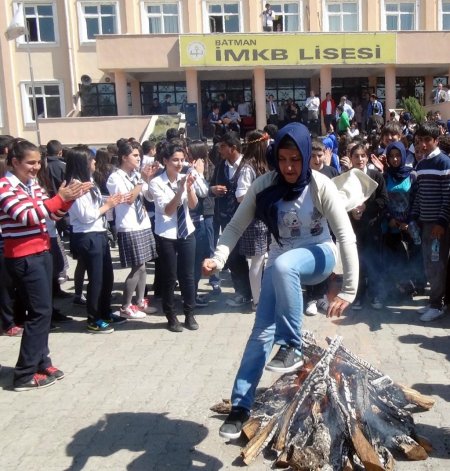Öğrenciler, Kürtçe ve Türkçe şarkılarla Nevruz'u kutladı