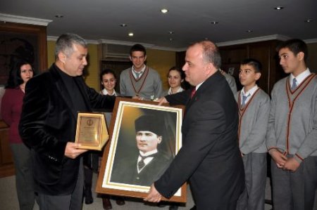 Öğrenciler, Manavgat Belediye Başkanı Sözen'i Eğitime Katkılarından Dolayı Plaketle Ödüllendirdi