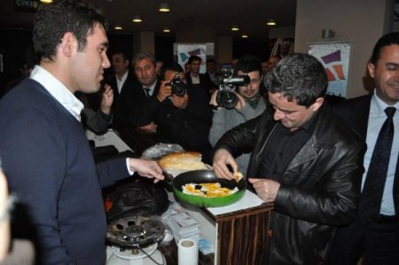 Öğrenciler, Mümtazer Türköne'ye Bu Kez Sahanda Yumurta İkram Etti